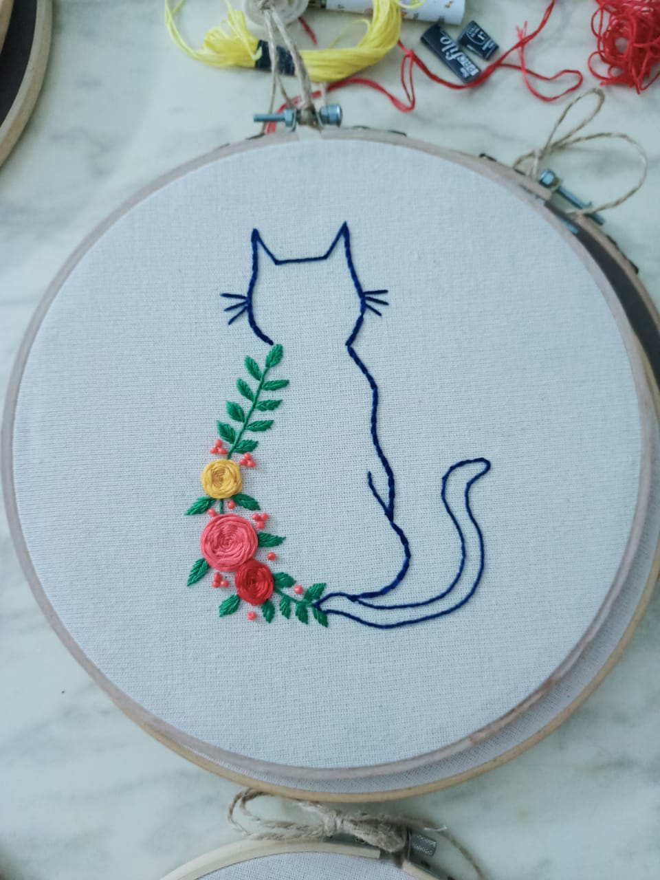 Tableau de chats brodés à la main avec des détails délicats et une touche pleine de douceur