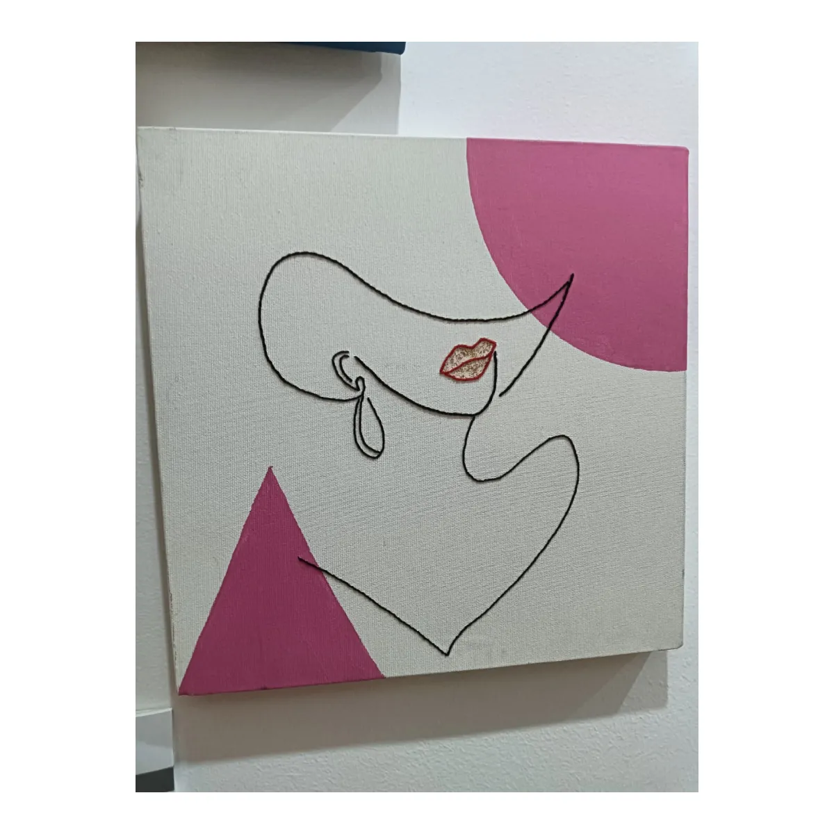 Tableau brodé à la main – Visage féminin abstrait