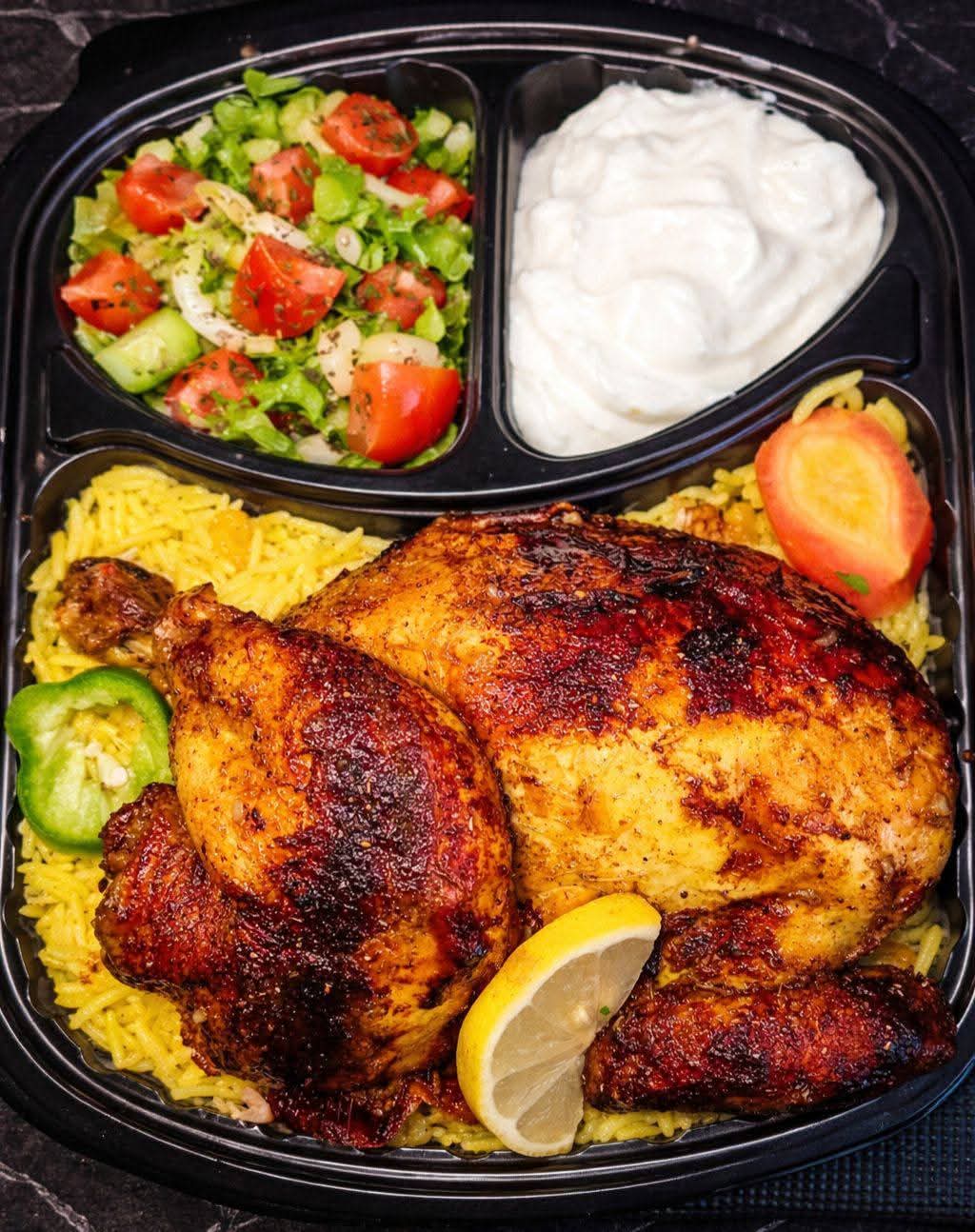 Repas : Riz Kabsa basmati + demi-poulet rôti + salade + sauce à l’ail