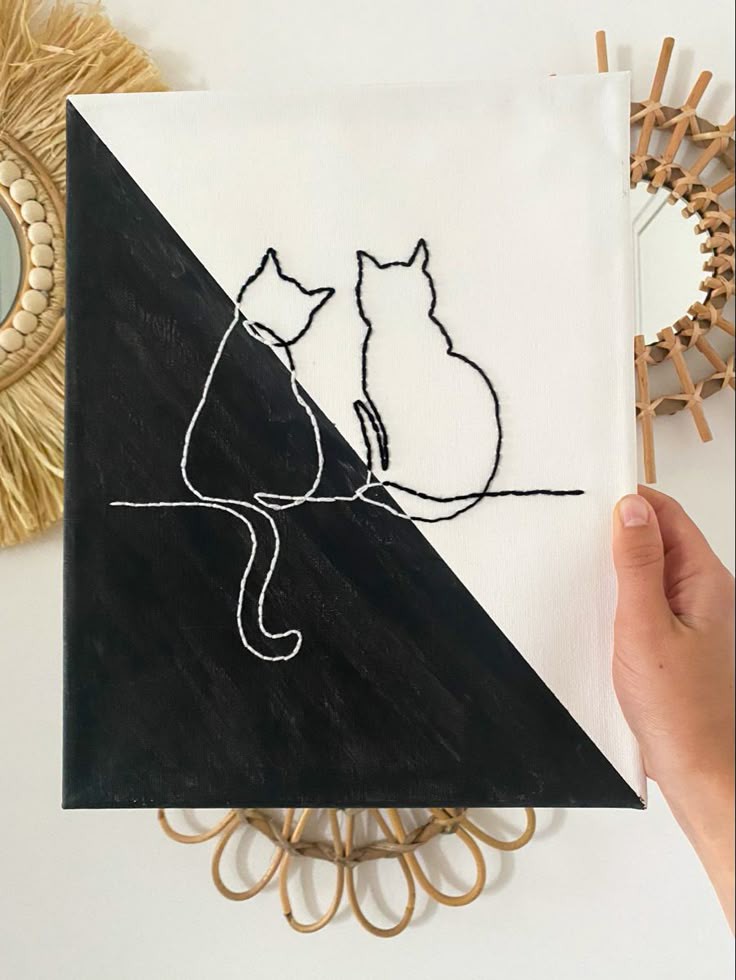 Tableau de chats brodés à la main avec des détails délicats et une touche pleine de douceur